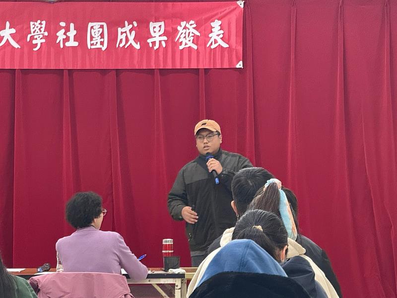 原創文化社社長上台分享這學期原住民社的手作課程及校際活動成果。