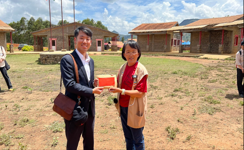 駐南非代表處僑務秘書曾權榮代表廖大使致贈加菜金予馬達加斯加阿彌陀佛關懷中心。