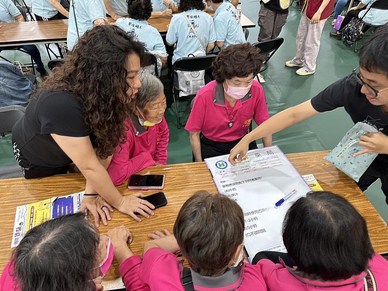 青銀攜手健康培力,永續旗津樂齡共融生活圈計畫-舉辦旗津長照島盃銀髮趣味競賽,透過機智問答的方式,提升長者的健康識能