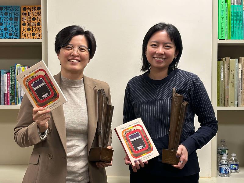 楊双子(左)和金翎(右)合影（紐文中心提供）