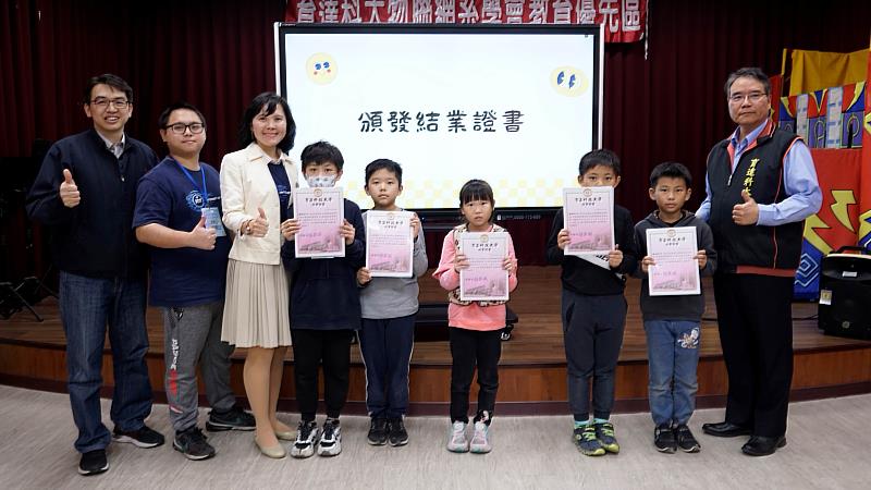 育達科技大學主任秘書暨學務長胡英麟(右1)親臨僑樂國小頒發研習證書