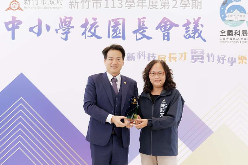 邱臣遠代理市長與獲獎學校校長合照。