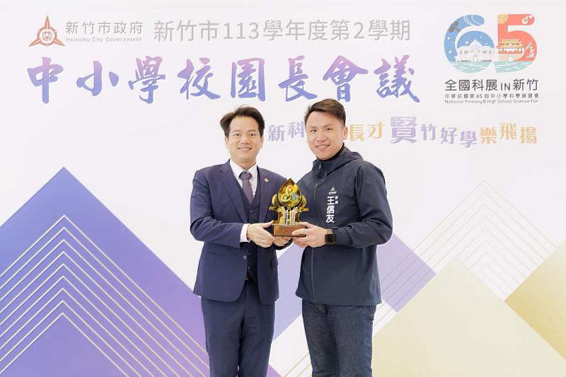 邱臣遠代理市長與獲獎學校校長合照。