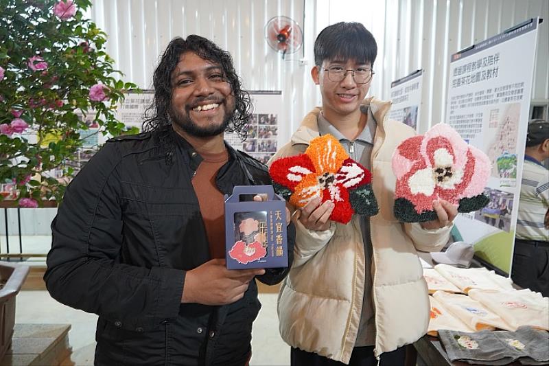 圖／師生攜手業者將茶花元素融入課程教學，至今校內已有超過100門課與茶花相關；並且每年舉行「中華茶花祭」活動，展出產學合作的豐碩成果！