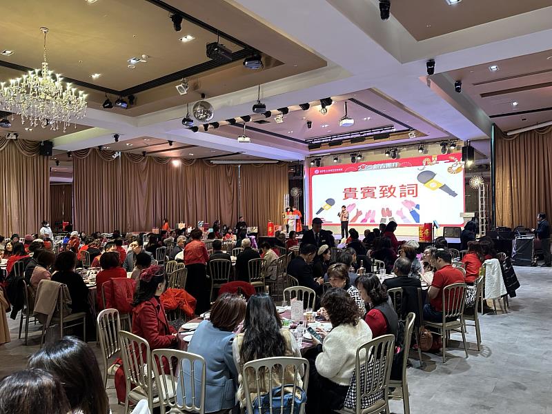 世界華人工商婦女企管協會舉辦「蛇年吉祥‧蛇來運轉」新春團拜活動,現場氣氛熱烈歡騰,洋溢著新春喜悅