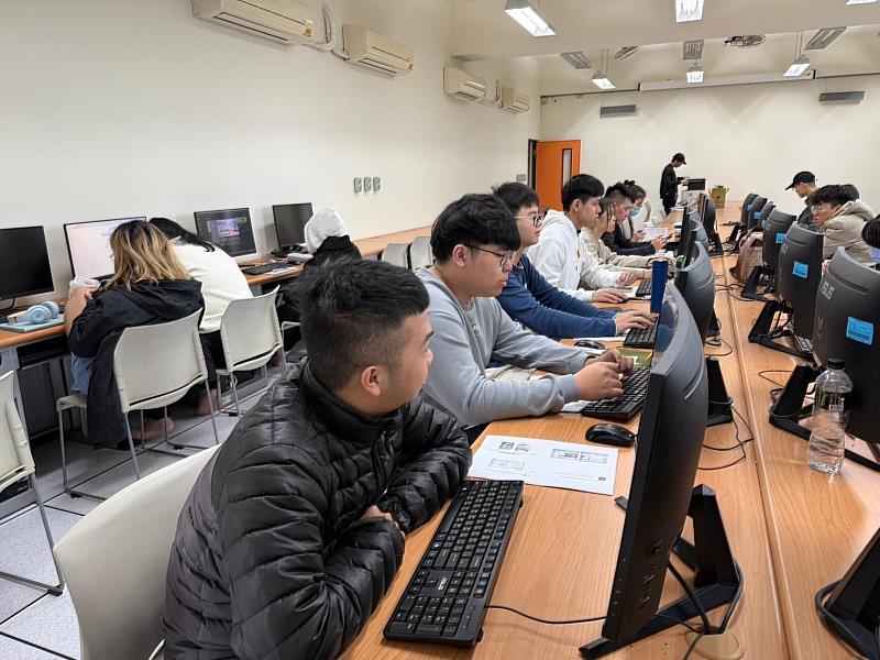 學生認真學習軟體操作技能。