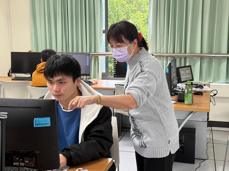 講師讓學生透過反覆練習掌握考試所需能力，並熟悉相關設計專案的實務需求。