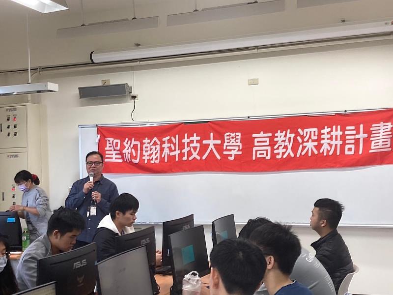 多媒體設計系陳國雄老師向同學講解考取國際證照的重要性，強調其對提升專業能力與職場競爭力的助益。