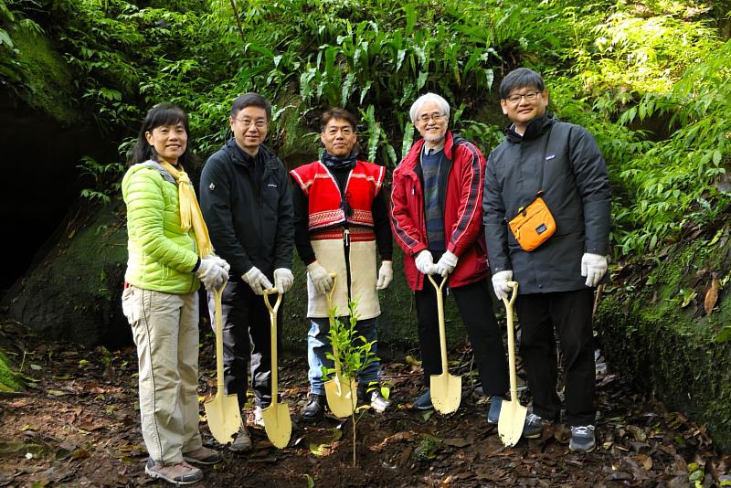 林華慶署長、夏榮生分署長、入澤崇校長、深尾副校長、賽夏根誌優長老共植南庄橙