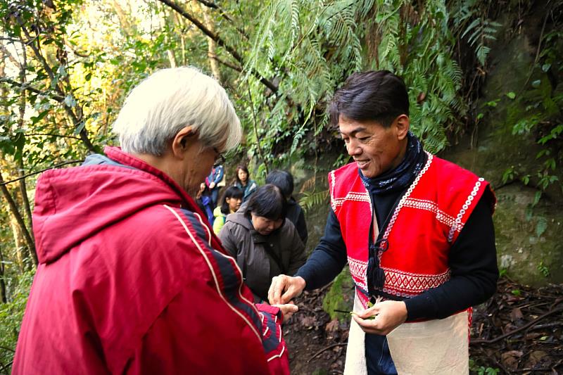 根誌優長老介紹龍谷大學入澤崇校長體驗賽夏傳統民俗植物