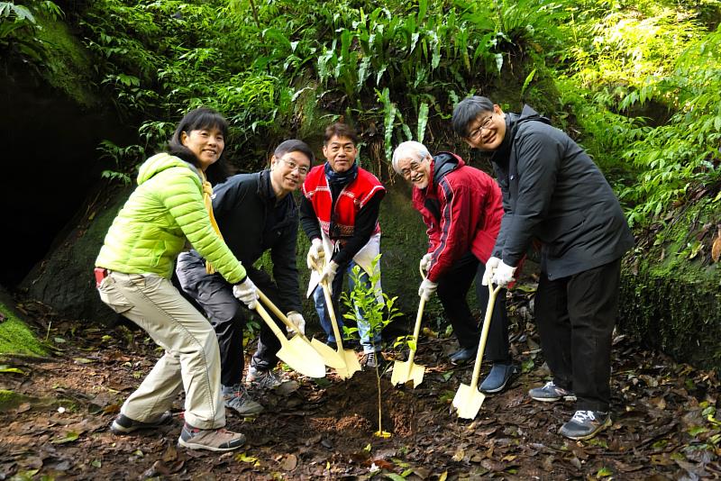 林華慶署長、夏榮生分署長、入澤崇校長、深尾副校長、賽夏根誌優長老共植南庄橙