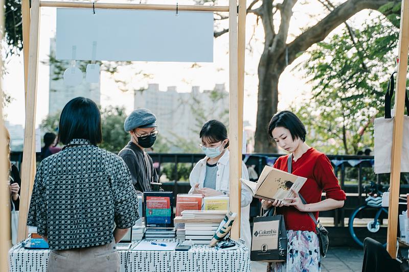 於獨立書店攤位購書滿 300 元可集 1 點，集滿 5 點可兌換一只獨書祭帆布袋。圖片提供／現流冊店