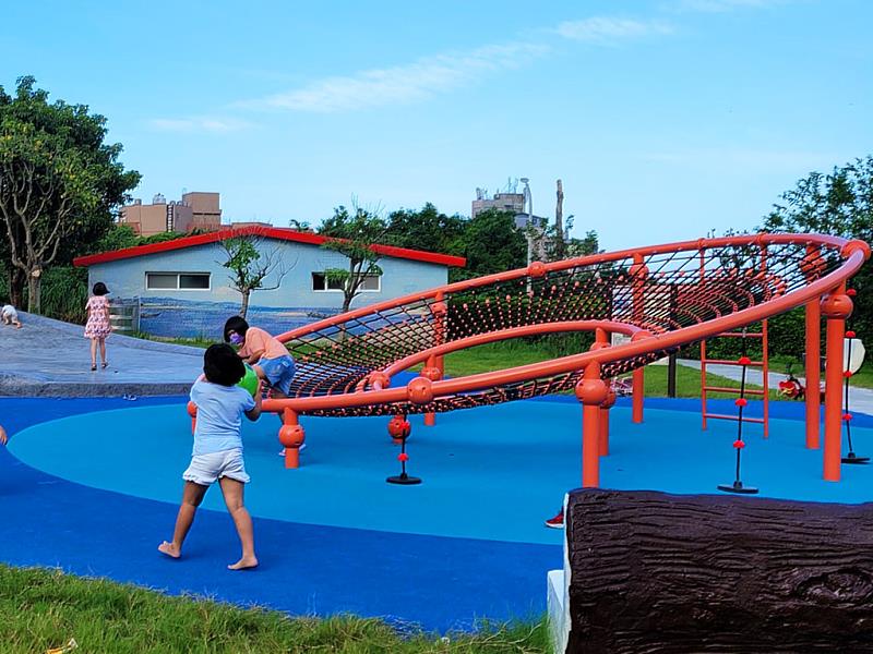 貢寮區「澳底公園」美麗的藍色基調讓公園內充滿活潑明亮的氛圍，其多功能爬網就像是搖元宵的大竹篩