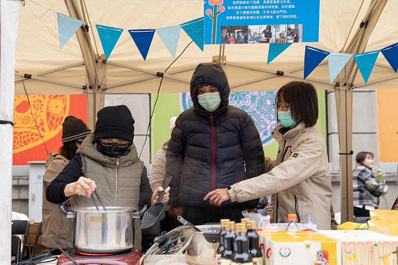 遠從屏東而來的長輩，帶來在地特產，受到民眾歡迎