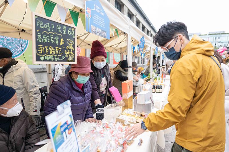 來自基隆失智據點的長輩，準備美味甜點與民眾分享