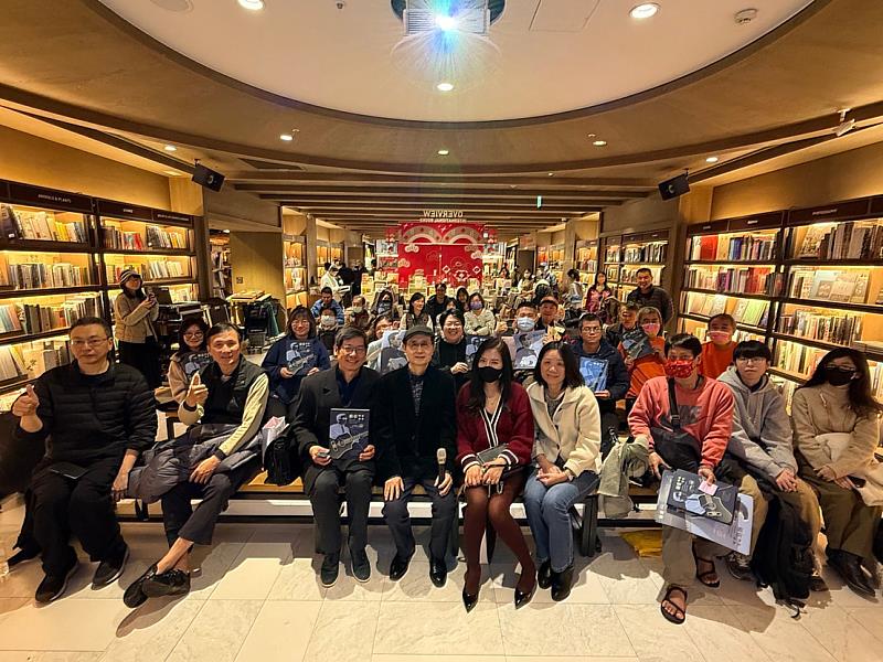 楊弦於上週日(9日)於「誠品松菸3F FORUM」舉辦《鄉.旅.詩.歌》音樂分享會,與樂迷暢談民歌時期的點滴與新專輯的創作背景。(圖/風潮音樂提供)