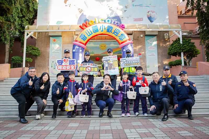 邱臣遠代理市長贈宣導品(內含防身哨子、宣導貼紙)後合照。