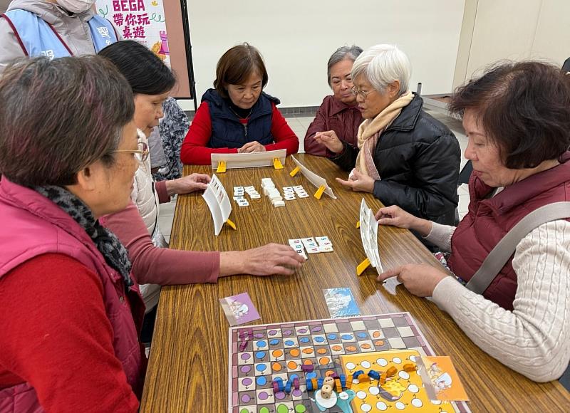 桌遊社校友投入桌遊互動,透過合作與競爭增進交流。