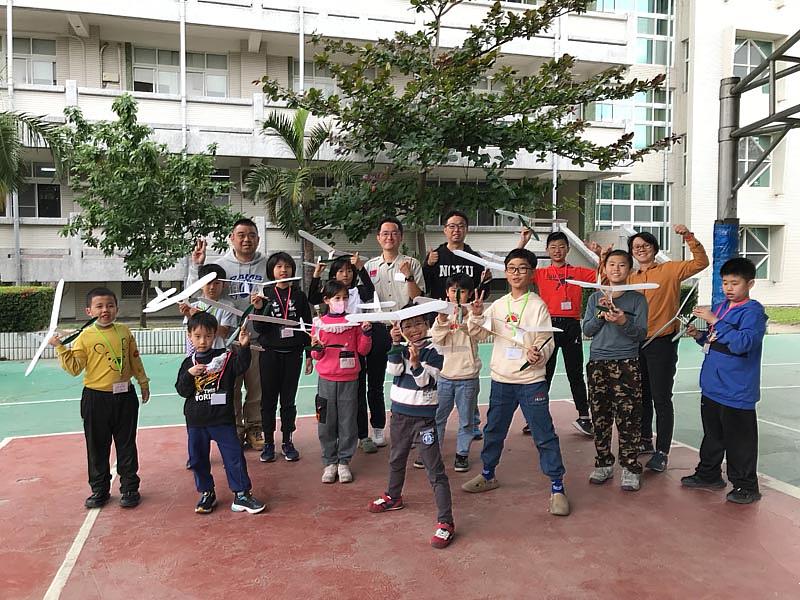 興仁國中在大葉大學機械系徐嘉偉老師的帶領下，開心體驗滑翔機