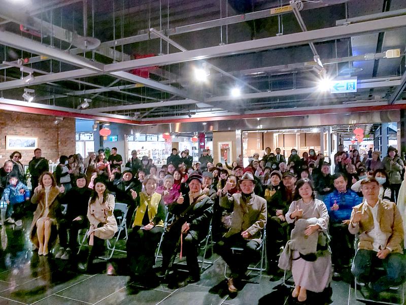 茶會全體合影 —— 現場嘉賓雲集,藝術家、陶藝愛好者與觀眾齊聚一堂,在熱烈氛圍中留下珍貴合影,見證這場藝術盛會的圓滿啟動。