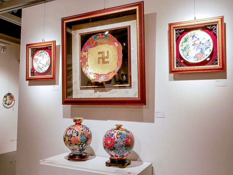 展覽作品側拍,歡迎來現場參觀 —— 展場內精選作品一隅,陶瓷之美在光影交錯間綻放獨特魅力,誠摯邀請大家親臨鶯歌光點美學館,感受陶瓷藝術的傳承與創新,探索每一件作品蘊含的故事與匠心!