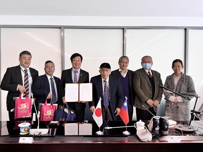 南臺科大張信雄董事長接待日本周南公立大學高田隆校長等一行人,互贈具有特殊意義的紀念品,象徵雙方攜手共進、共創教育新局。