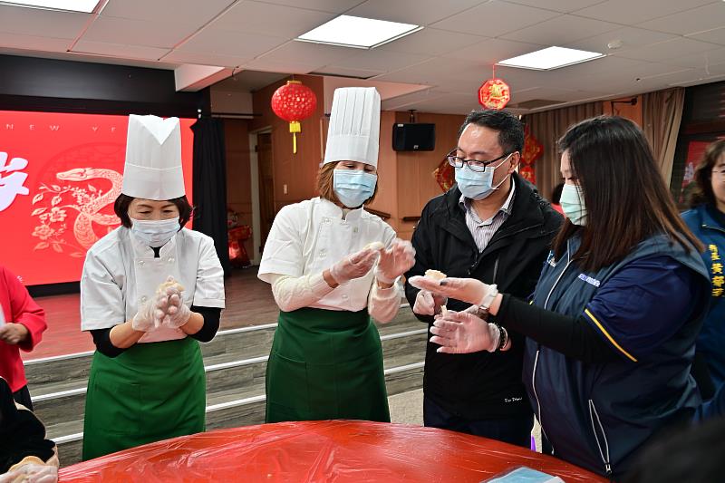 臺東縣府攜手各單位關懷獨居長者 暖送2萬顆水餃為長輩賀佳節 饒慶鈴親到場支持