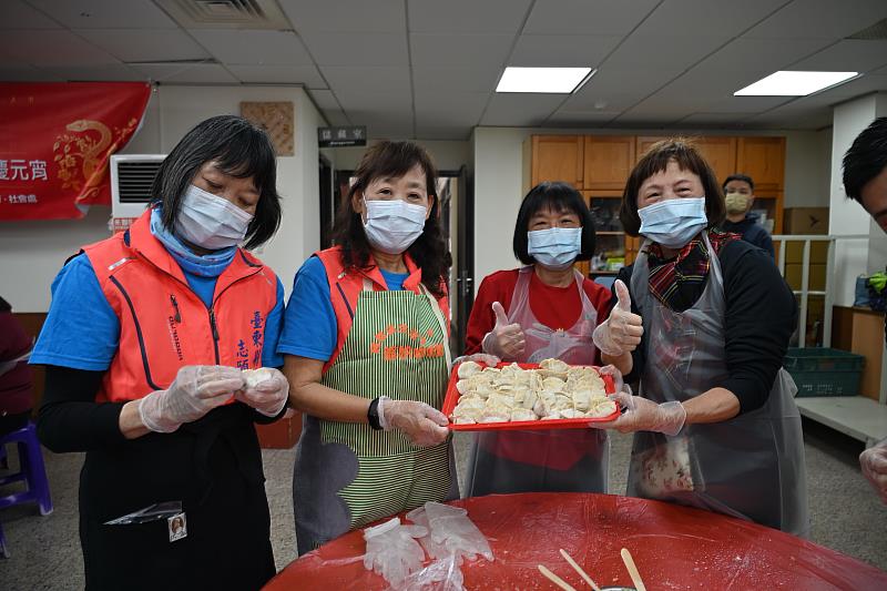 臺東縣府攜手各單位關懷獨居長者 暖送2萬顆水餃為長輩賀佳節 饒慶鈴親到場支持