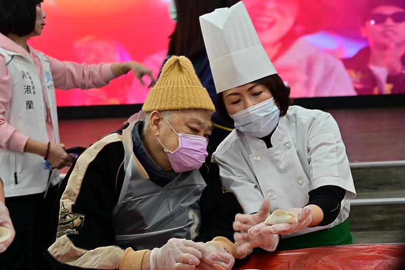 臺東縣府攜手各單位關懷獨居長者 暖送2萬顆水餃為長輩賀佳節 饒慶鈴親到場支持