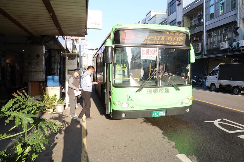 快捷9號公車11日緊急更換運營公司代駛後，下午16時30分自新竹高商發車班次已順利載送放學之學生。