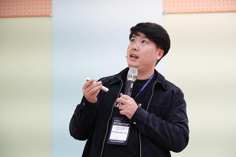 泰國國立法政大學Pariwat Imsa-ard教授從EMI教學的常見迷思切入,深入探討課堂評量的本質與目的,並提供教師在設計評量時的建議。