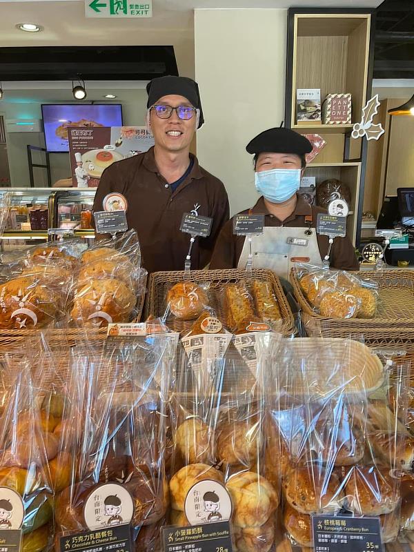 餐飲系陳永富老師(左)親自參與吳寶春麥坊店生產營運，帶領學生進行實作