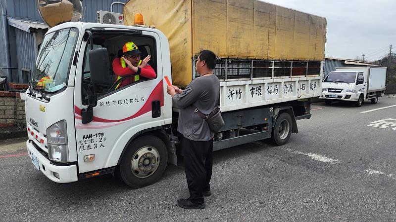 圖1 收垃圾不收紅包，民眾熱情不減，於收運時送紅包給竹市清潔隊員