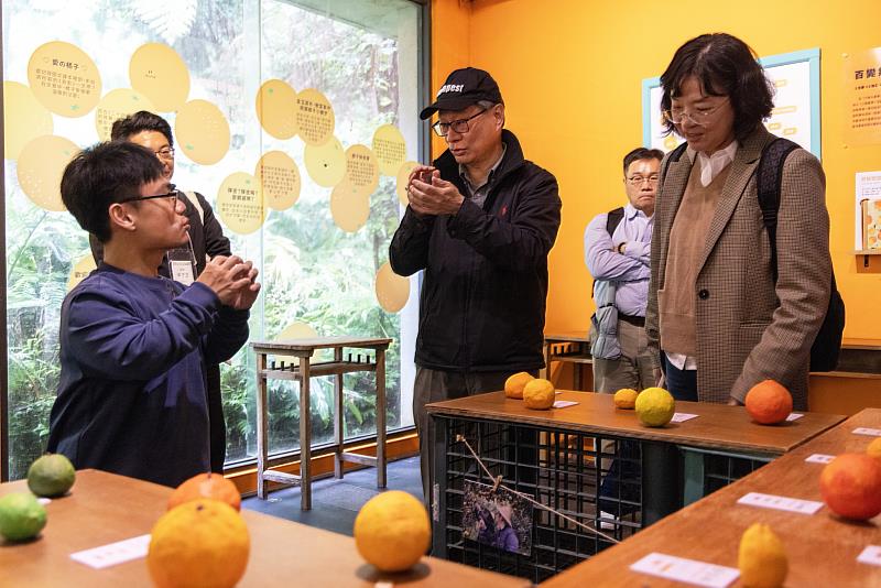 大山北月莊凱詠（左）帶領文化部長李遠（中）參觀園區內的「柑橘博物館」，透過典藏、研究、展示、 教育等4大主軸，系統化整理出每一項大山背柑橘品種的特色。