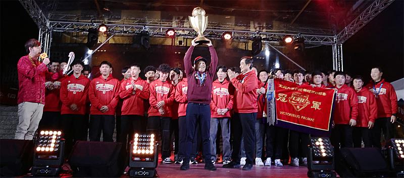 藍易振校長特別在會場中表揚才剛拿下113學年度大專棒球聯賽冠軍的隊員。