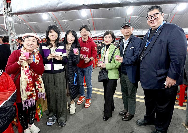 百年迎新春 辦桌團拜宴，全球校友總會鄭時寧總會長、彭正浩資源與事業發展副校長、陳華玉傑出校友、李秀超傑出校友、文大培傑出校友、黃譓宇傑出校友與公共事務室陳國珍主任等合影