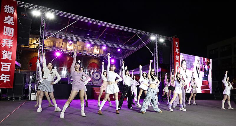 雲豹啦啦隊也來歡慶輔大辦桌盛會