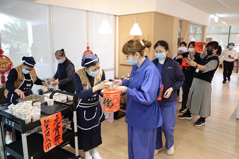 2月12日是元宵節,花蓮慈濟醫院花現蔬福社準備了200份紅豆黃金地瓜圓與燈籠要與醫院同仁及民眾歡喜慶祝。