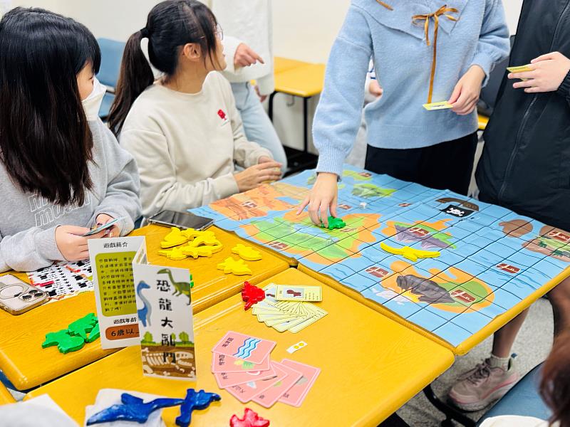 亞大幼教系同學，展示「恐龍大亂鬥」教具。