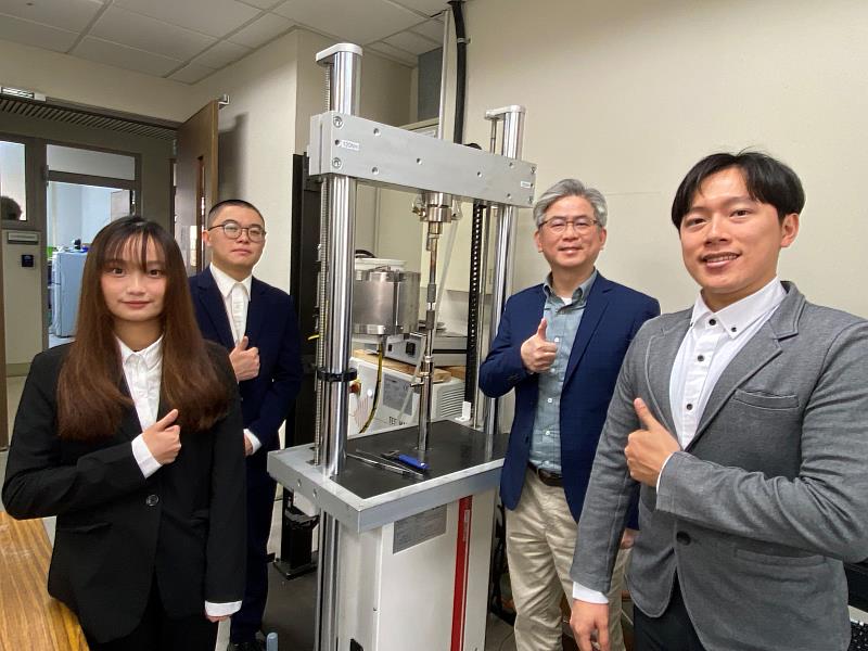 成大材料系特聘教授洪飛義(右二)團隊研發出能耐氫穿隧的「不氫鋼」,圖為團隊成員右一為博士後研究員吳博鼎、左二為研究生呂哲緯、左一為研究生黃昱蓁,中間是實驗室內全台唯一的電動式高溫拉伸疲勞試驗機