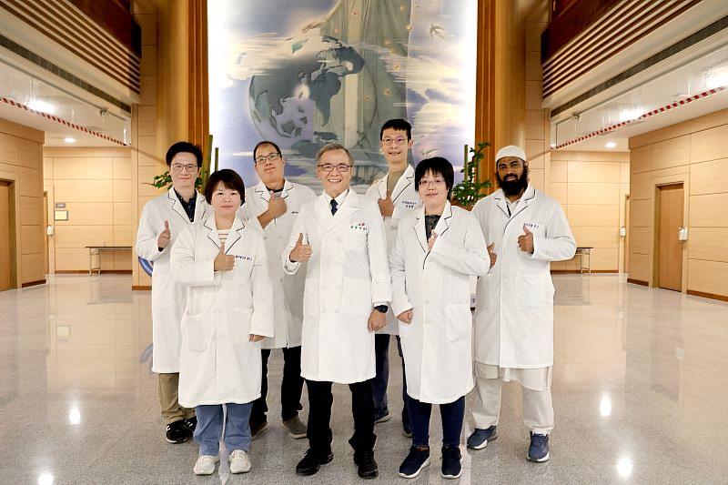 花蓮慈院眼科研究中心由蔡榮坤醫師主持,發展多項眼科研究計畫。其中長效型GP-01玻璃體注射療法的研究由蔡榮坤主任與副研究員温耀增博士(後排右二)及林衡道博士(後排左二)共同進行,並達到全球突破性成果。(攝影/陳安俞)