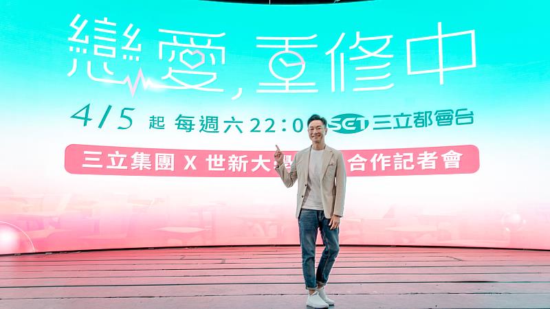 世新大學校友謝祖武表示，看到虛實整合的沉浸式攝影棚與充滿活力的學弟妹，讓他重燃熱血充滿期待。（世新大學提供）