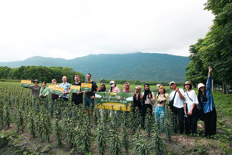 Group photo of Let’s Have Fun in Hualien Market Activity