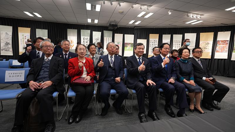 駐日大使李逸洋（左4）、書法家張炳煌（右3）、前眾議院副議長衛藤征士郎（左3）、參議員山谷惠理子（左2）、參議員江島潔（左1）、日本美術新聞社長萱原晉（右1）及書法家張炳煌夫人蔡愛珠（右2）在展場合影