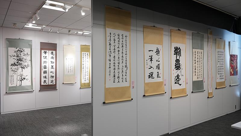 「書法的傳統與科技—e筆暨張炳煌書畫展」呈現54件作品，即日起至3月14日於駐日代表處臺灣文化中心展出。