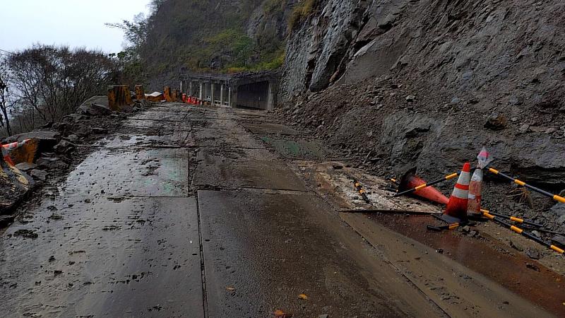 豪雨引發土石坍方，嘉義縣阿里山鄉169縣道部分路段封閉改道-2