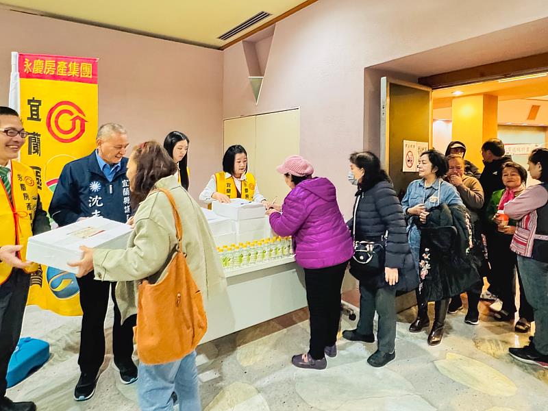 永慶加盟四品牌宜蘭經管會致贈200份愛心年菜,讓旅居都會區、無法返鄉的原住民族人,感受社會溫暖。(永慶房產集團提供)