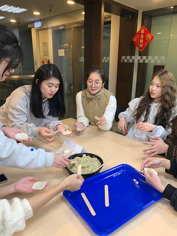 手工包水餃,同學們分成八組,親手包製象徵團圓的水餃,現場還特別準備熱湯供應,讓大家暖心又暖胃。