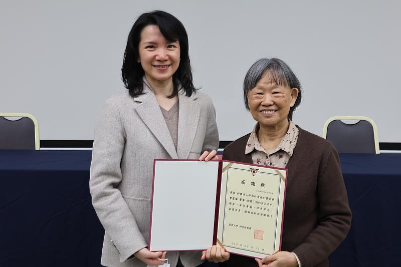 真理大學校長李宜芳（左）感謝伊甸董事曹愛蘭（右），為真大教職員工演講，分享自主老年觀念