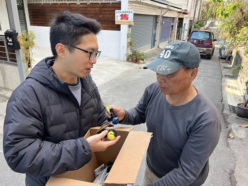 林業保育署臺東分署人員向在地居民介紹熊鈴及使用方式